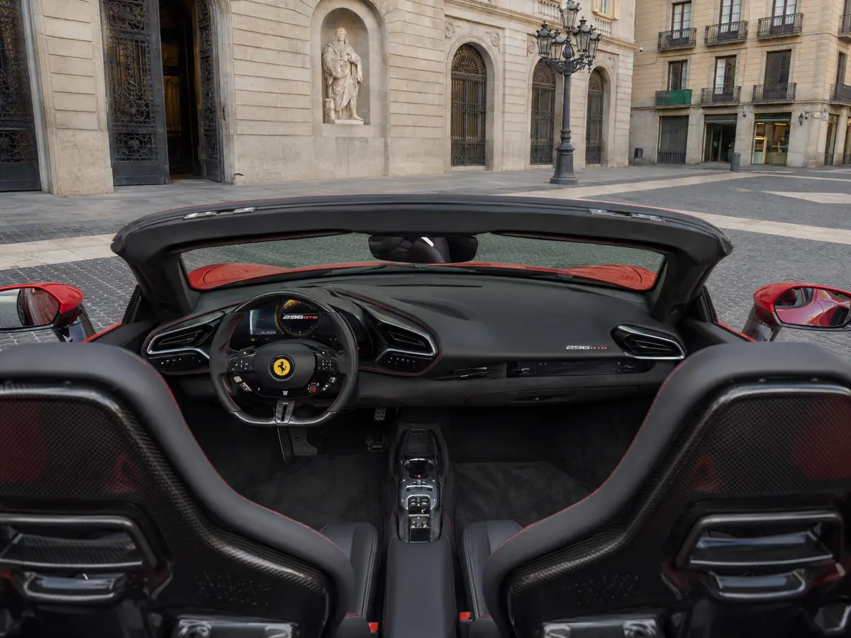 Ferrari 296 GTS Spider 2024, intérieur — Barcelona Luxury Car Rental, Barcelone. La Ferrari 296 GTS Spider allie un moteur V6 hybride de 819 ch à une architecture…