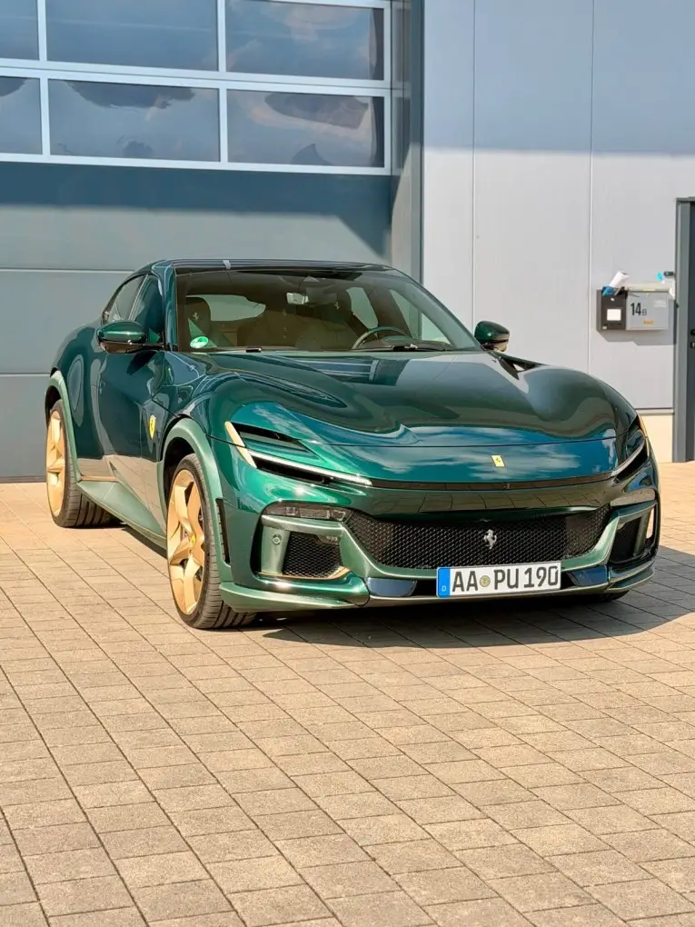 Ferrari Purosangue Atelier 2025, вид сзади — Barcelona Luxury Car Rental, Барселона. Ferrari Purosangue Atelier занимает особое место в модельном ряду марки: это первый…