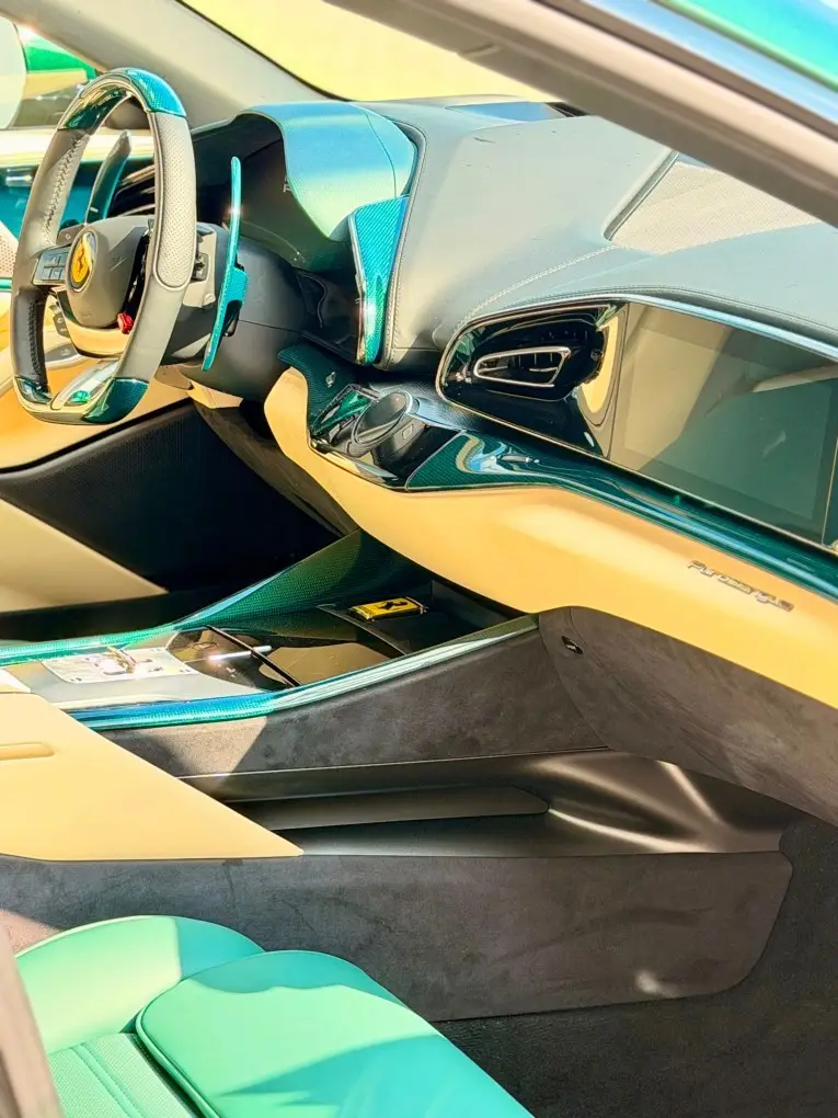 Ferrari Purosangue Atelier 2025, приборная панель — Barcelona Luxury Car Rental, Барселона. Ferrari Purosangue Atelier занимает особое место в модельном ряду марки: это первый…