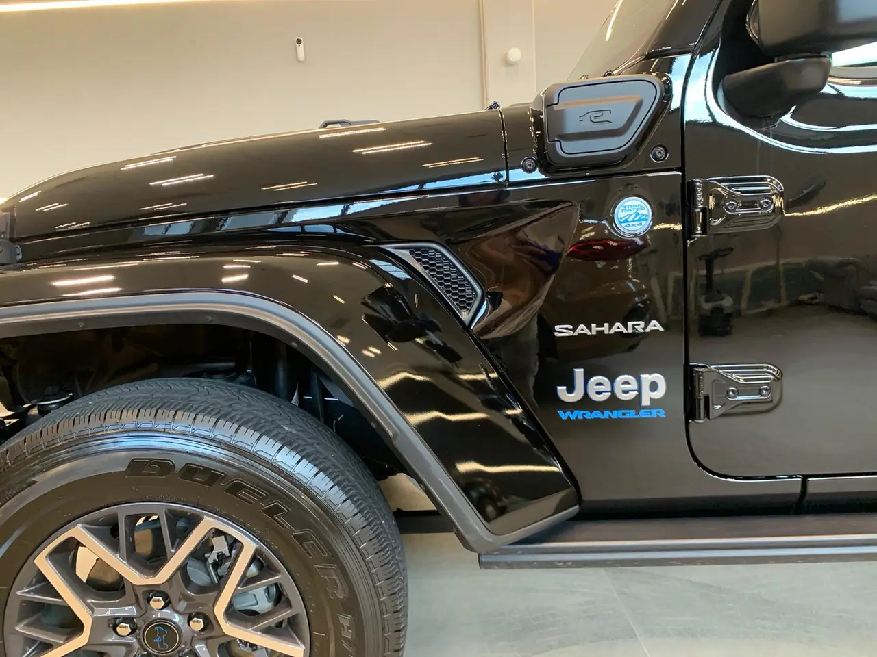 Jeep Wrangler 2025, rear view — Barcelona Luxury Car Rental, Barcelona. The 2025 Jeep Wrangler brings a different character to the fleet than the…