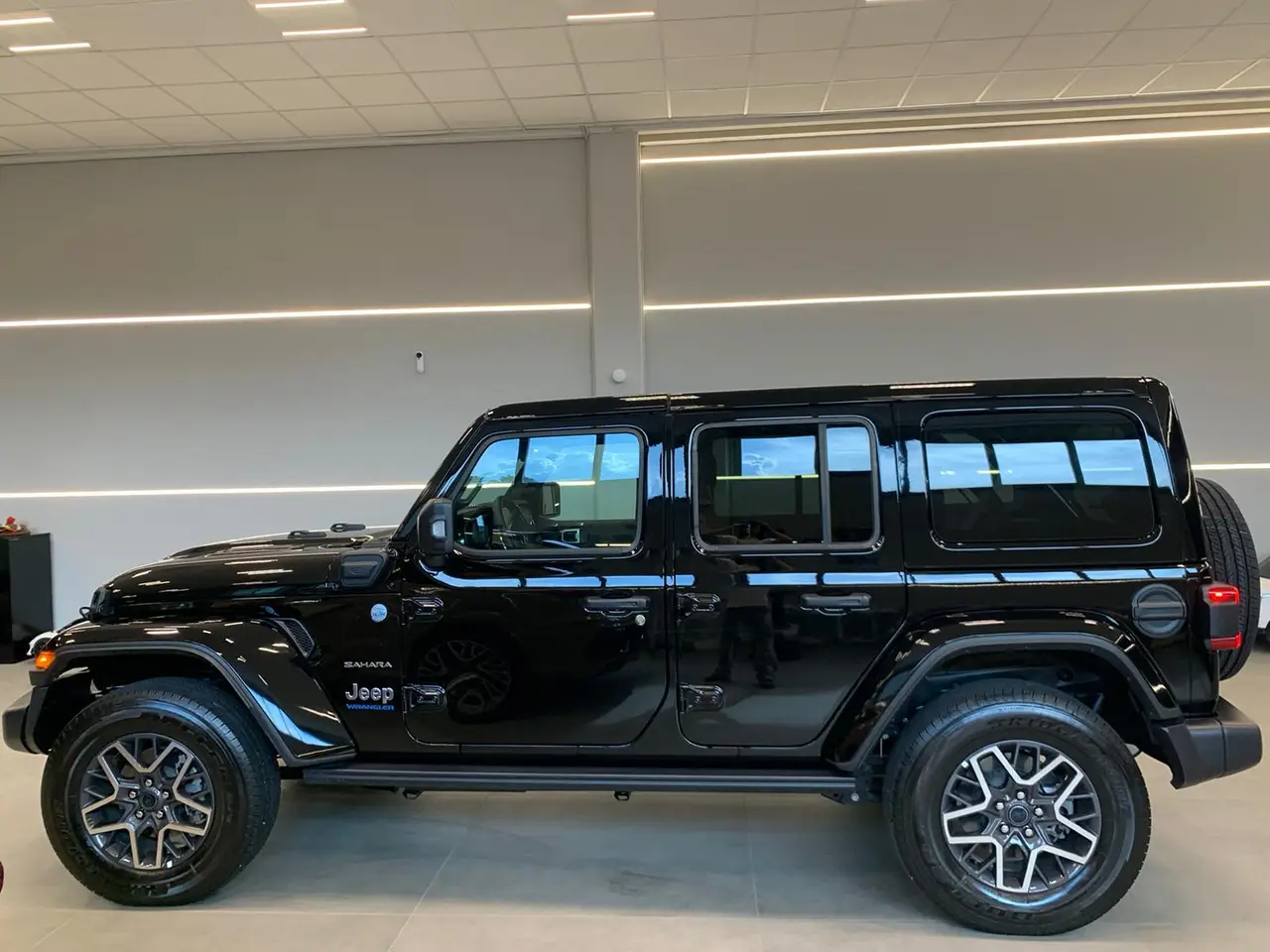 Jeep Wrangler 2025, side profile — Barcelona Luxury Car Rental, Barcelona. The 2025 Jeep Wrangler brings a different character to the fleet than the…