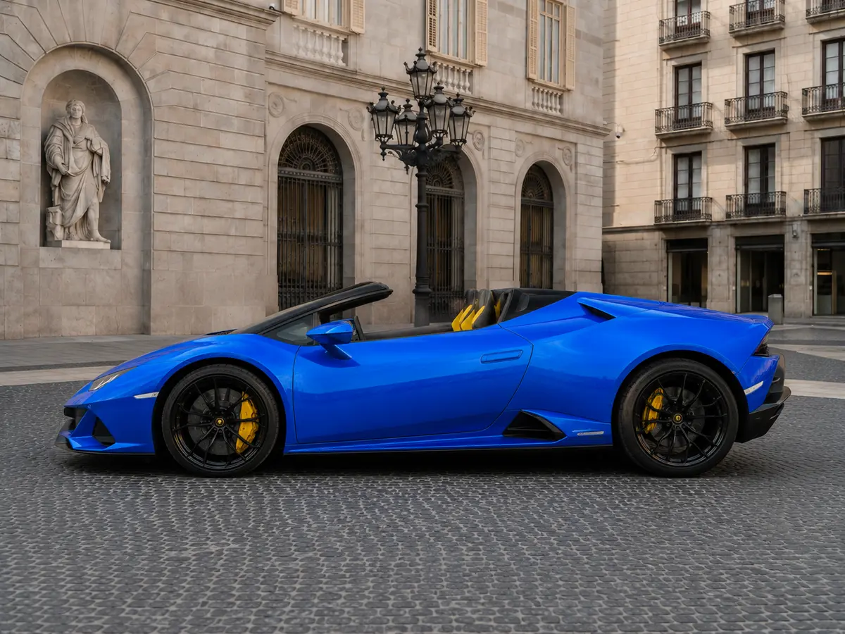 Lamborghini Huracan Evo Spyder 2022, внешний вид — Barcelona Luxury Car Rental, Барселона. Lamborghini Huracan Evo Spyder 2022 года — открытый спорткар с двигателем на 640…