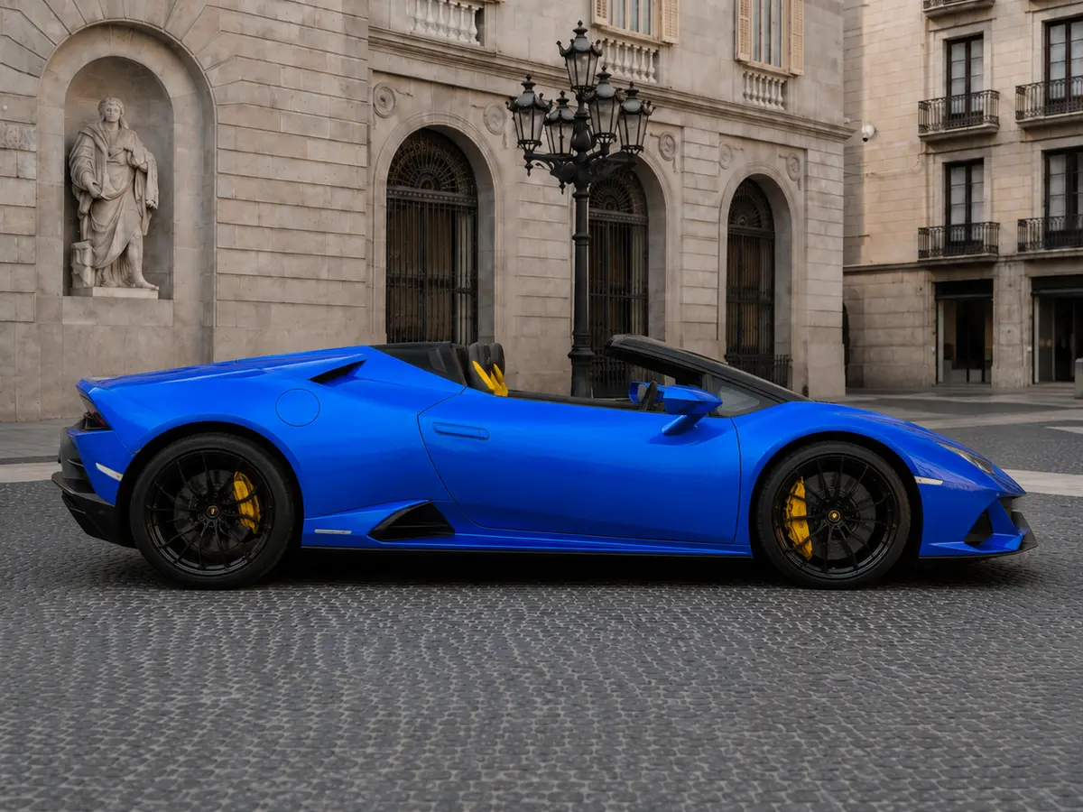 Lamborghini Huracan Evo Spyder 2022, вид спереди — Barcelona Luxury Car Rental, Барселона. Lamborghini Huracan Evo Spyder 2022 года — открытый спорткар с двигателем на 640…