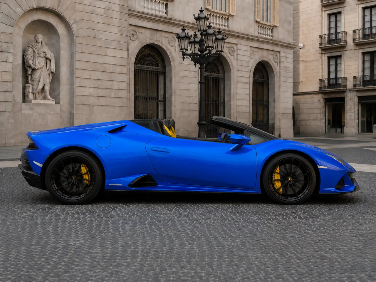 Lamborghini Huracan Evo Spyder 2022, вид спереди — Barcelona Luxury Car Rental, Барселона. Lamborghini Huracan Evo Spyder 2022 года — открытый спорткар с двигателем на 640…