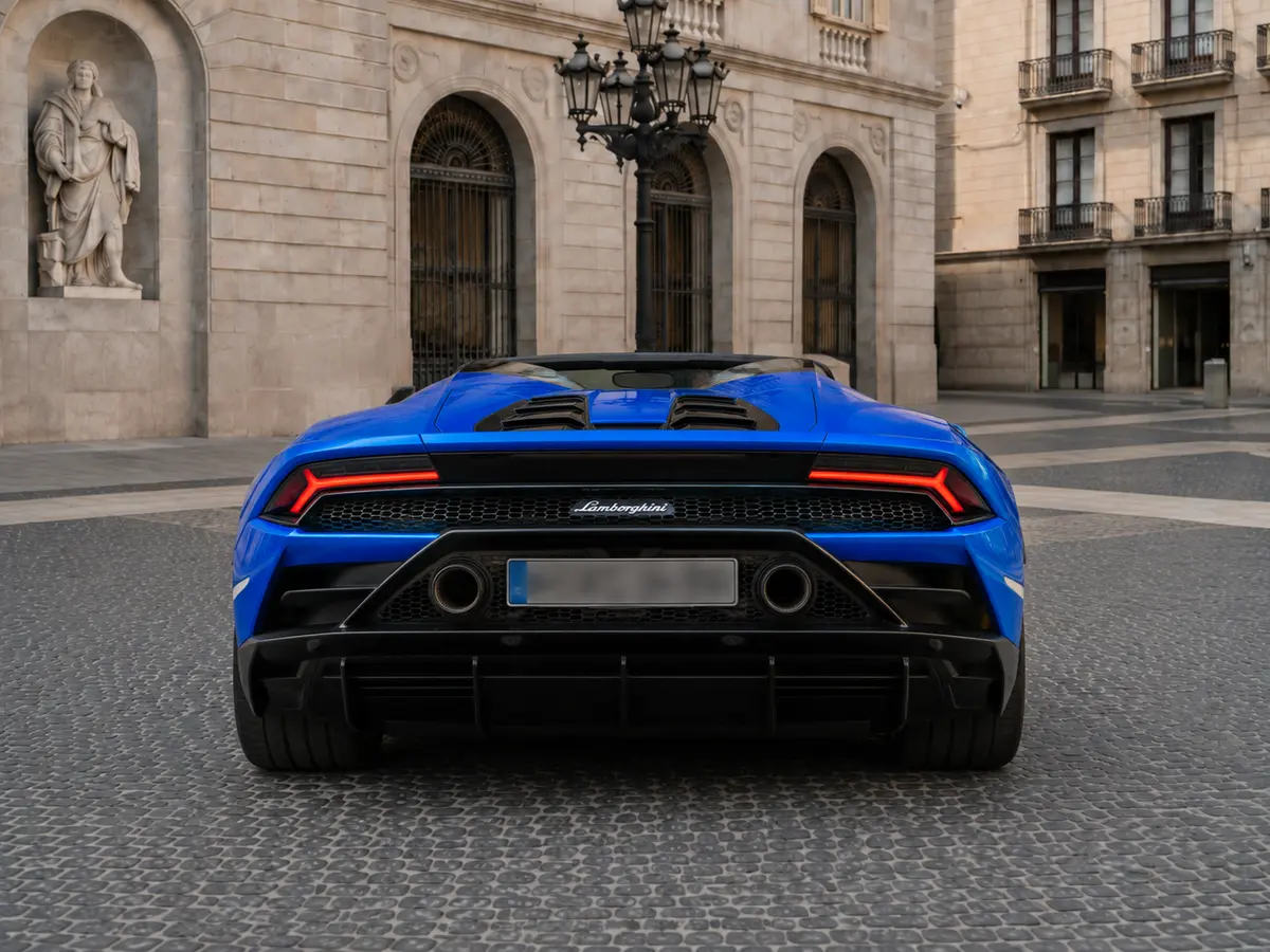 Lamborghini Huracan Evo Spyder 2022, вид сзади — Barcelona Luxury Car Rental, Барселона. Lamborghini Huracan Evo Spyder 2022 года — открытый спорткар с двигателем на 640…