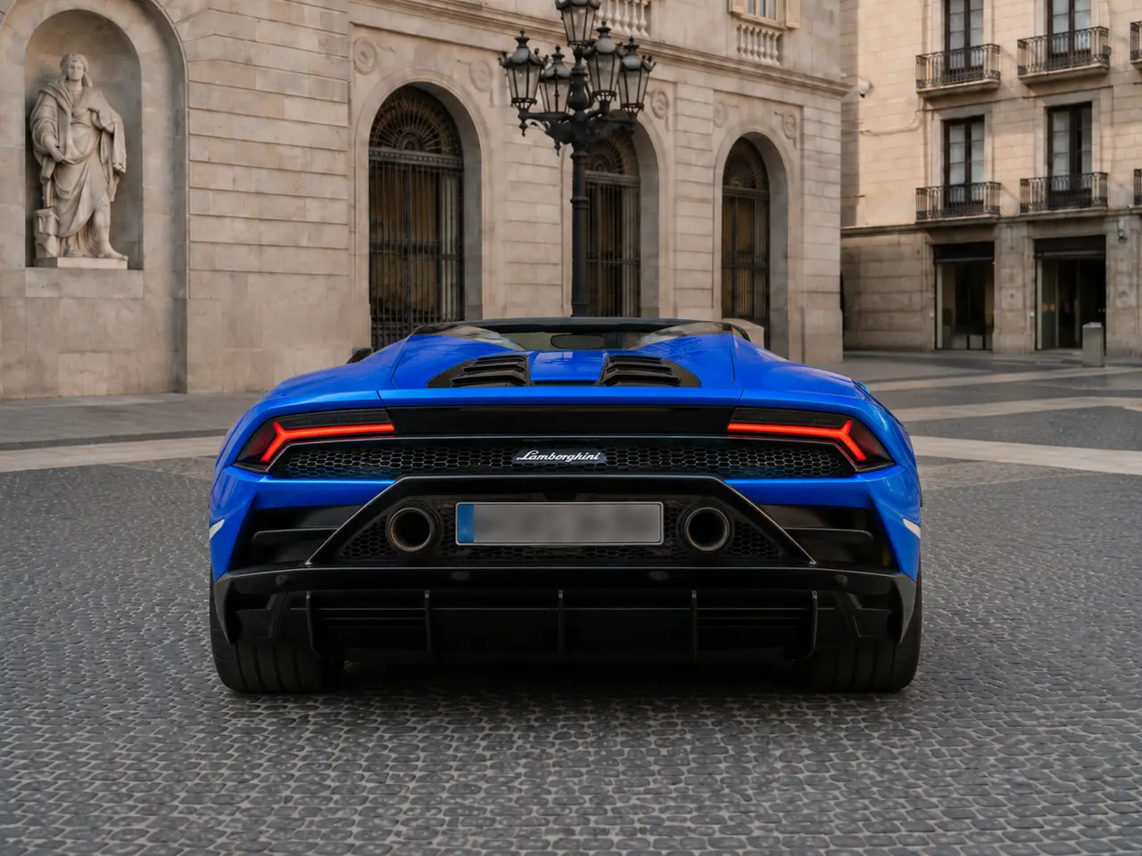 Lamborghini Huracan Evo Spyder 2022, вид сзади — Barcelona Luxury Car Rental, Барселона. Lamborghini Huracan Evo Spyder 2022 года — открытый спорткар с двигателем на 640…