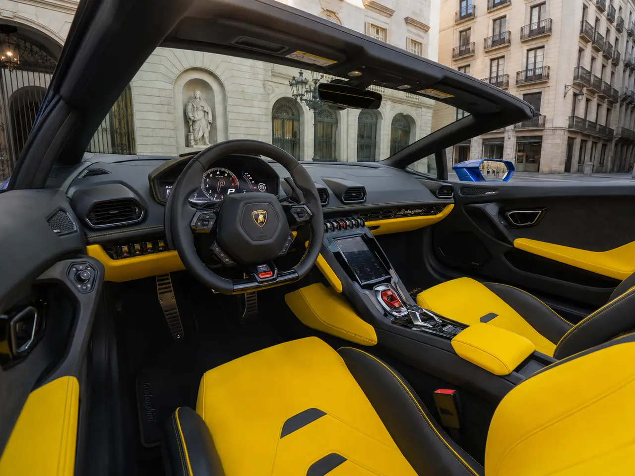 Lamborghini Huracan Evo Spyder 2022, салон — Barcelona Luxury Car Rental, Барселона. Lamborghini Huracan Evo Spyder 2022 года — открытый спорткар с двигателем на 640…