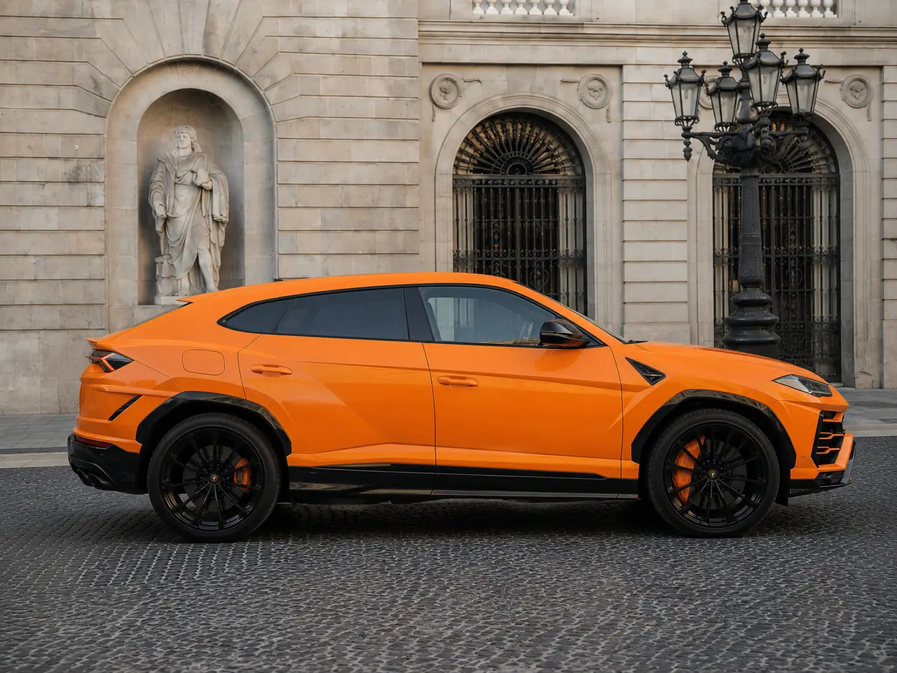 Lamborghini Urus S 2024, vista frontal — Barcelona Luxury Car Rental, Barcelona. El Lamborghini Urus S de 2024 conserva la fórmula que definió al modelo: una carrocería…
