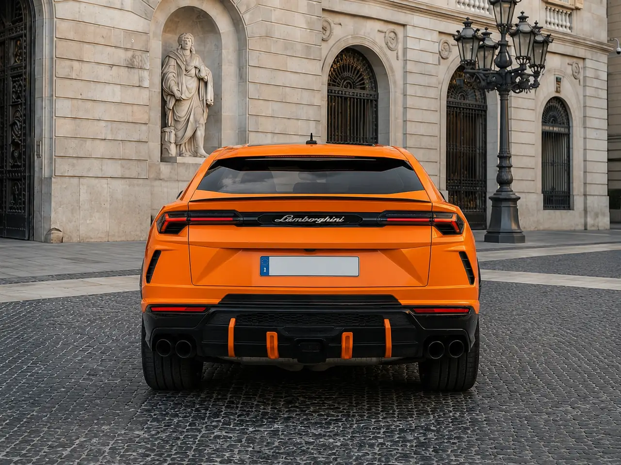 Lamborghini Urus S 2024, vista trasera — Barcelona Luxury Car Rental, Barcelona. El Lamborghini Urus S de 2024 conserva la fórmula que definió al modelo: una carrocería…