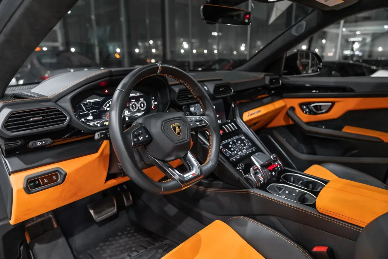 Lamborghini Urus S 2024, dashboard — Barcelona Luxury Car Rental, Barcelona. The Lamborghini Urus S carries its 666 hp with an ease that few SUVs can match, pairing…