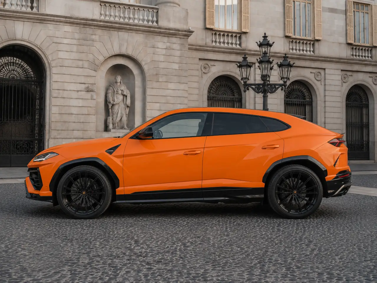 Lamborghini URUS SE 2025, extérieur — Barcelona Luxury Car Rental, Barcelone. Le Lamborghini Urus SE marque une nouvelle étape pour le SUV de la marque au taureau :…