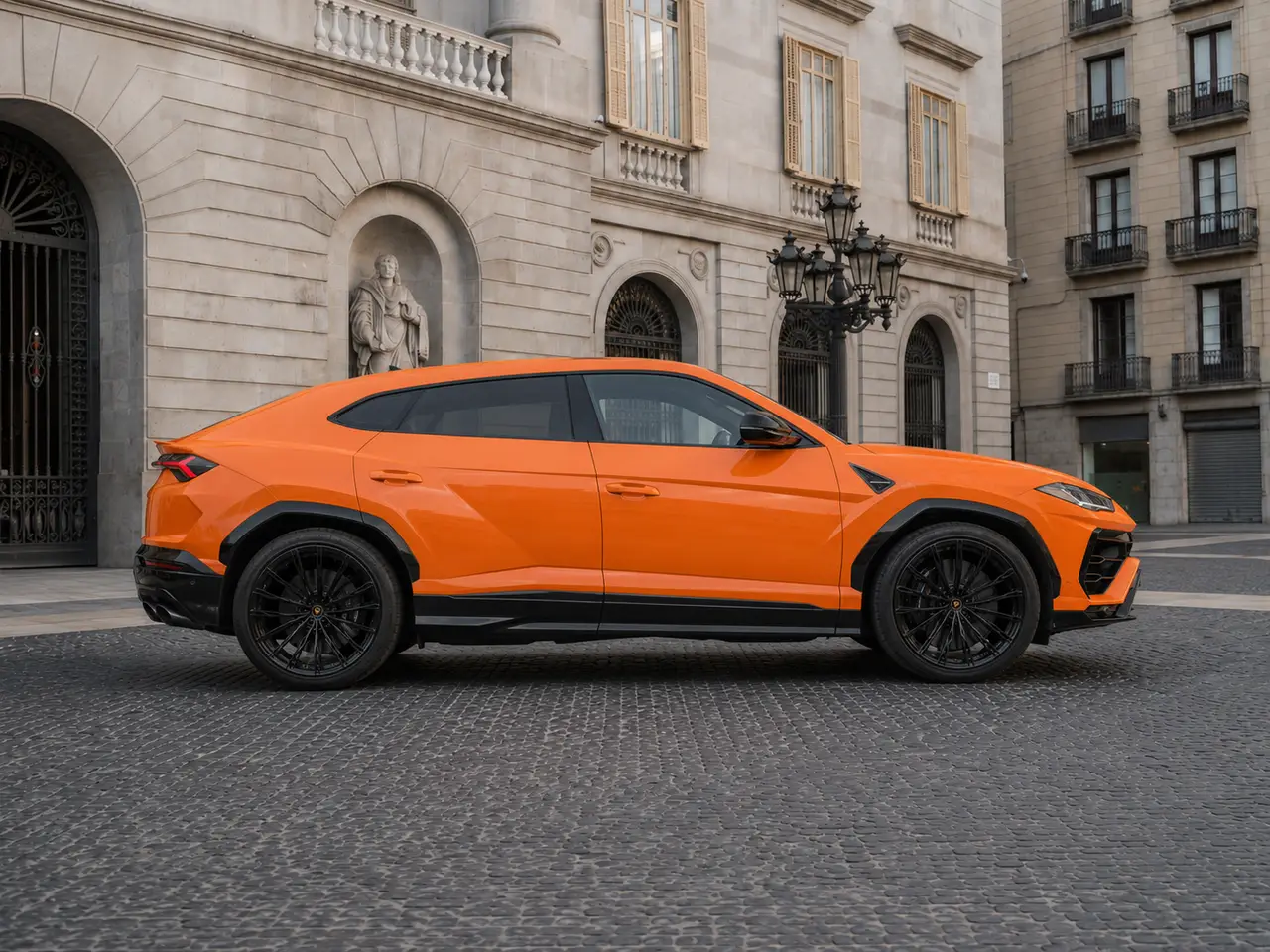 Lamborghini URUS SE 2025, vue avant — Barcelona Luxury Car Rental, Barcelone. Le Lamborghini Urus SE marque une nouvelle étape pour le SUV de la marque au taureau :…
