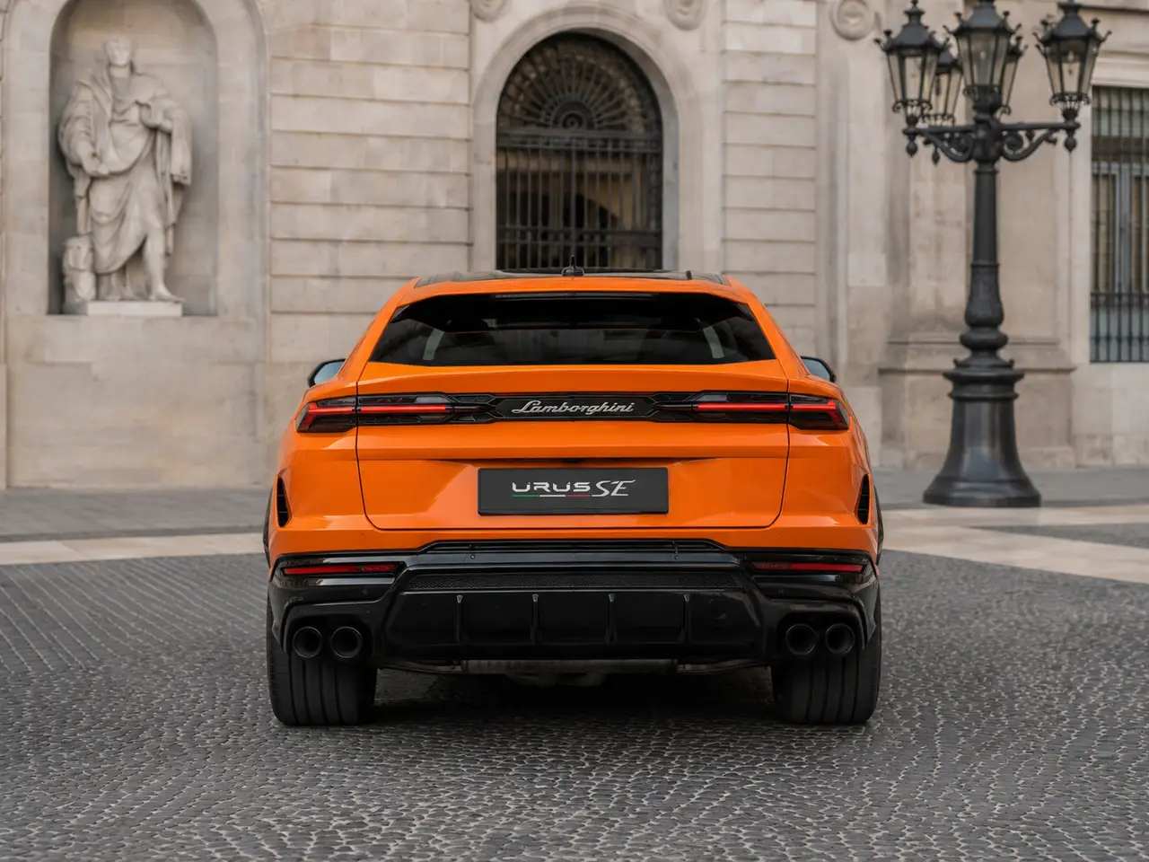 Lamborghini URUS SE 2025, vue arrière — Barcelona Luxury Car Rental, Barcelone. Le Lamborghini Urus SE marque une nouvelle étape pour le SUV de la marque au taureau :…