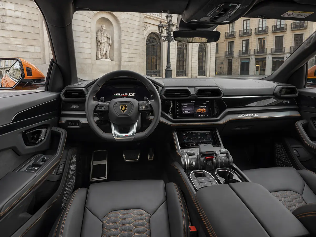 Lamborghini URUS SE 2025, intérieur — Barcelona Luxury Car Rental, Barcelone. Le Lamborghini Urus SE marque une nouvelle étape pour le SUV de la marque au taureau :…