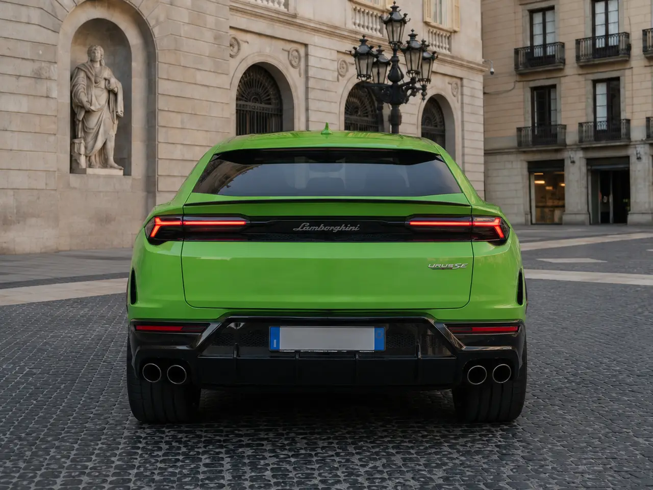 Lamborghini Urus SE 2026, vue arrière — Barcelona Luxury Car Rental, Barcelone. Le Lamborghini Urus SE de 2026 conserve l'essentiel de ce qui a fait la réputation du…