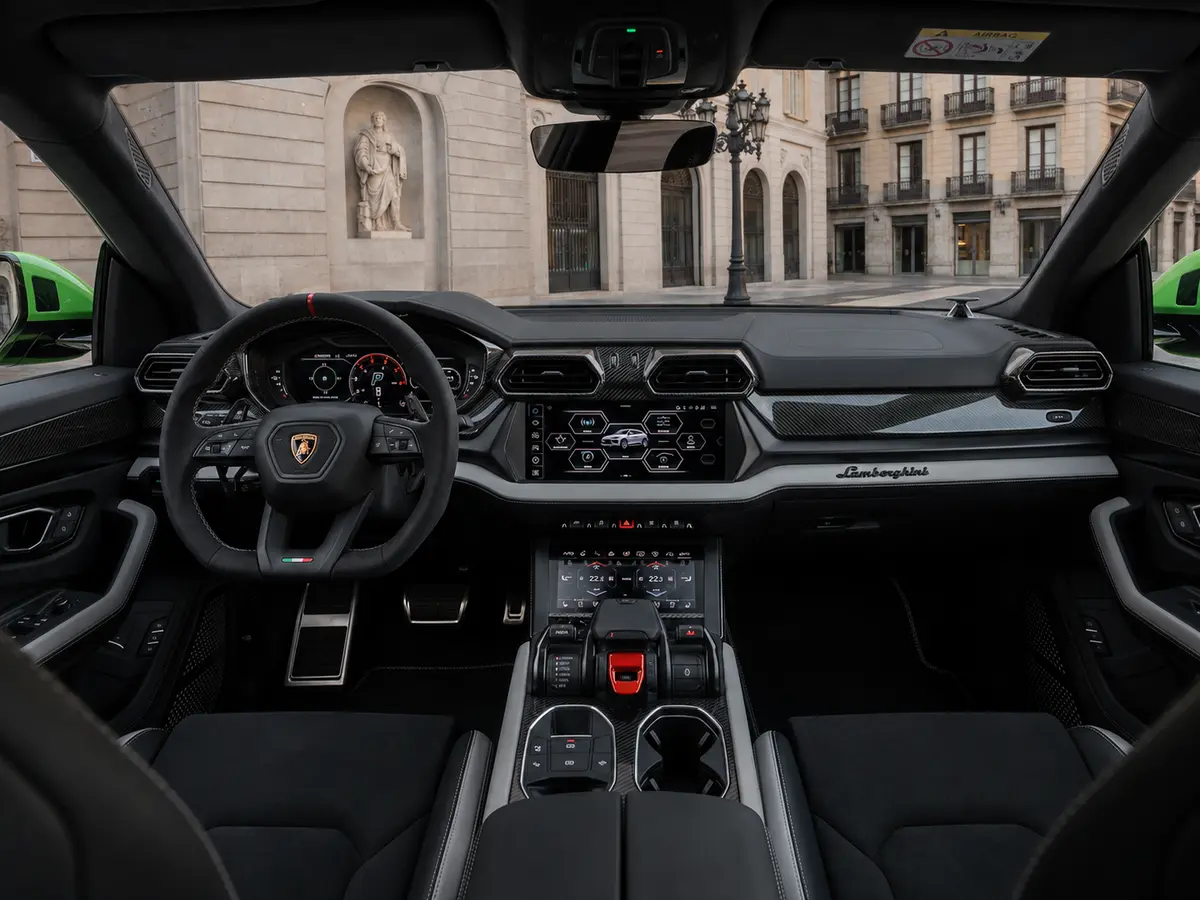 Lamborghini Urus SE 2026, intérieur — Barcelona Luxury Car Rental, Barcelone. Le Lamborghini Urus SE de 2026 conserve l'essentiel de ce qui a fait la réputation du…