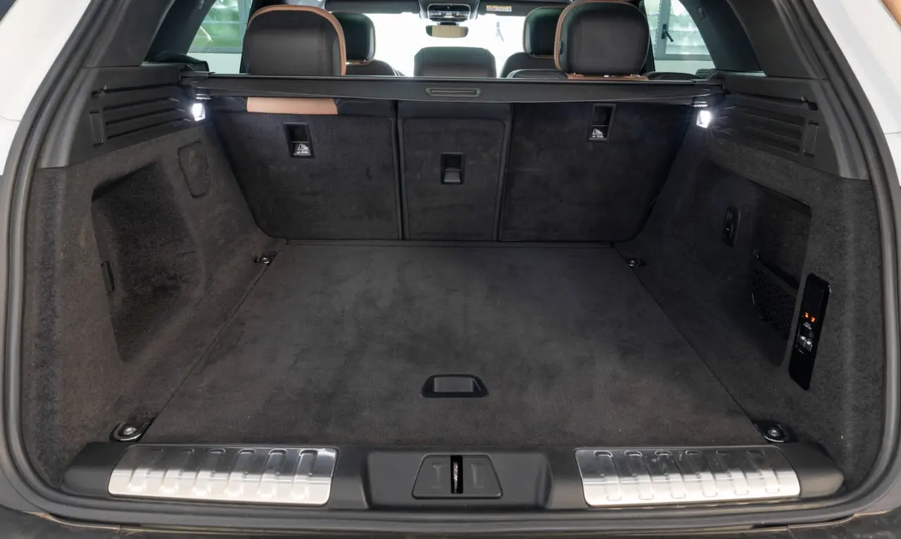 Land Rover Range Rover Sport 2025, interior — Barcelona Luxury Car Rental, Barcelona. The 2025 Range Rover Sport pairs a 400 hp drivetrain with the kind of composed, unhurried…