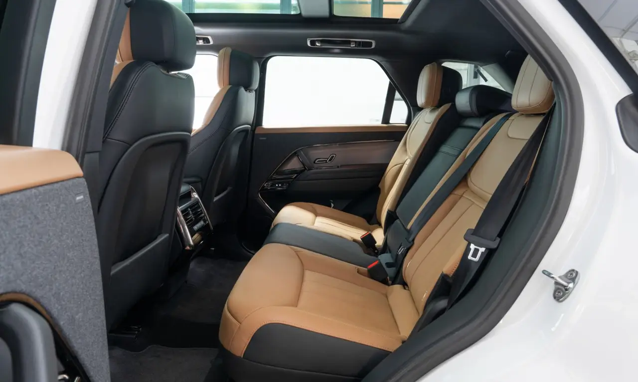 Land Rover Range Rover Sport 2025, side profile — Barcelona Luxury Car Rental, Barcelona. The 2025 Range Rover Sport pairs a 400 hp drivetrain with the kind of composed, unhurried…