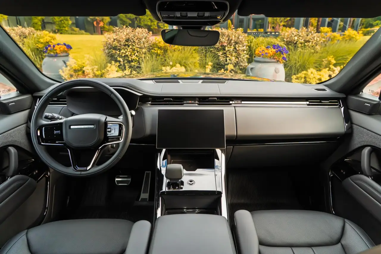 Land Rover Range Rover Sport Dynamic SE 2025, exterior — Barcelona Luxury Car Rental, Barcelona. The 2025 Range Rover Sport Dynamic SE carries its 360 hp with the composed, unhurried…