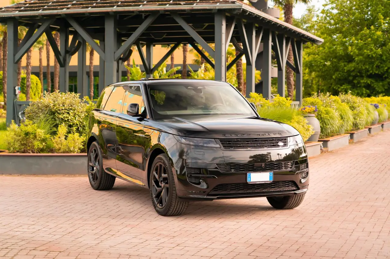 Land Rover Range Rover Sport Dynamic SE 2025, front view — Barcelona Luxury Car Rental, Barcelona. The 2025 Range Rover Sport Dynamic SE carries its 360 hp with the composed, unhurried…