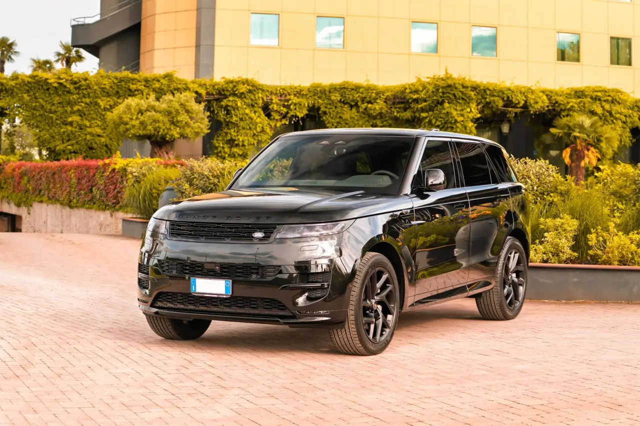 Land Rover Range Rover Sport Dynamic SE 2025, rear view — Barcelona Luxury Car Rental, Barcelona. The 2025 Range Rover Sport Dynamic SE carries its 360 hp with the composed, unhurried…