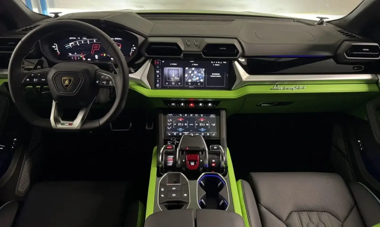 Land Rover Range Rover Sport Dynamic SE 2025, dashboard — Barcelona Luxury Car Rental, Barcelona. The 2025 Range Rover Sport Dynamic SE carries its 360 hp with the composed, unhurried…