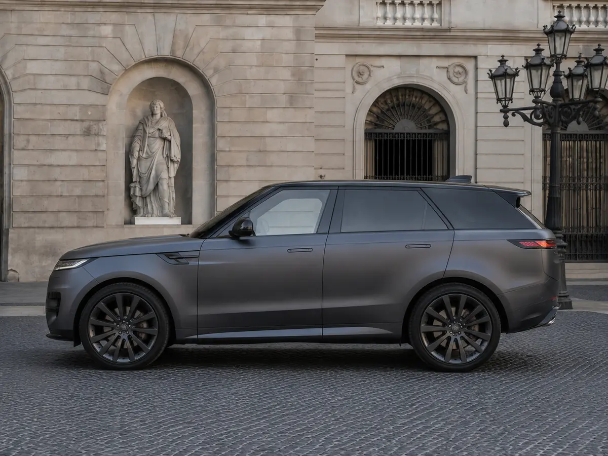 Land Rover Range Rover Sport Dynamic SE 2025, exterior — Barcelona Luxury Car Rental, Barcelona. The 2025 Range Rover Sport Dynamic SE carries its 360 hp with the composed, unhurried…