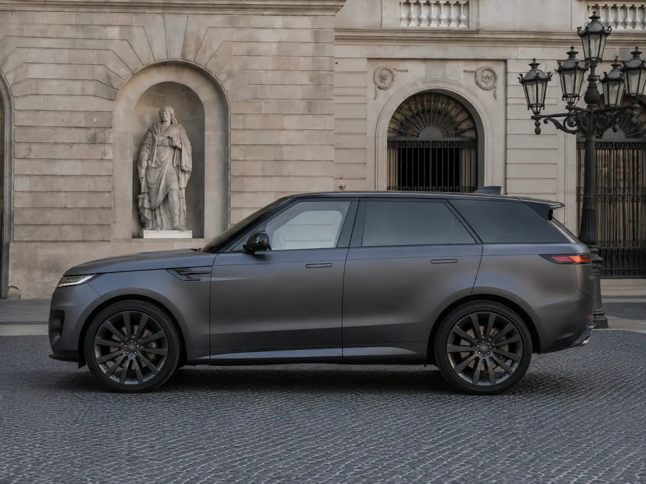 Land Rover Range Rover Sport Dynamic SE 2025, exterior — Barcelona Luxury Car Rental, Barcelona. The 2025 Range Rover Sport Dynamic SE carries its 360 hp with the composed, unhurried…
