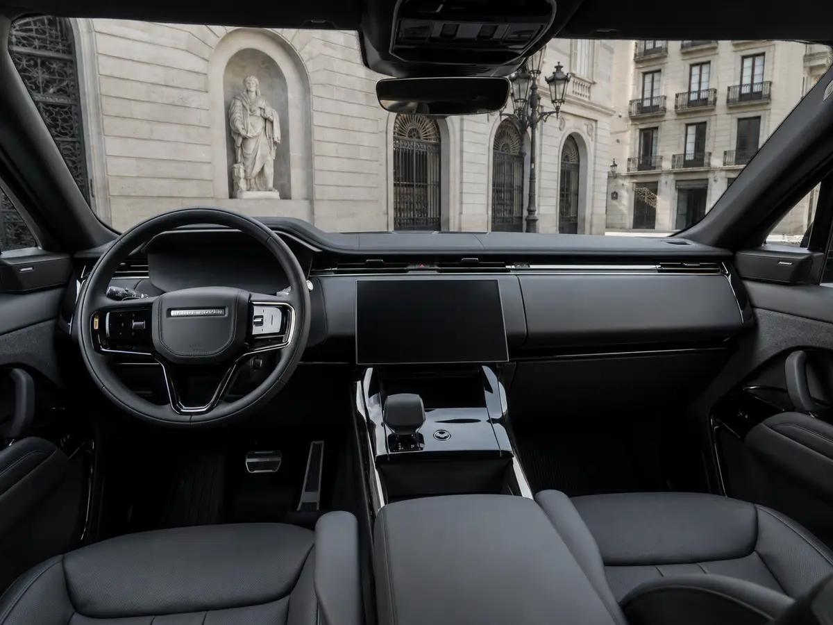 Land Rover Range Rover Sport Dynamic SE 2025, interior — Barcelona Luxury Car Rental, Barcelona. The 2025 Range Rover Sport Dynamic SE carries its 360 hp with the composed, unhurried…