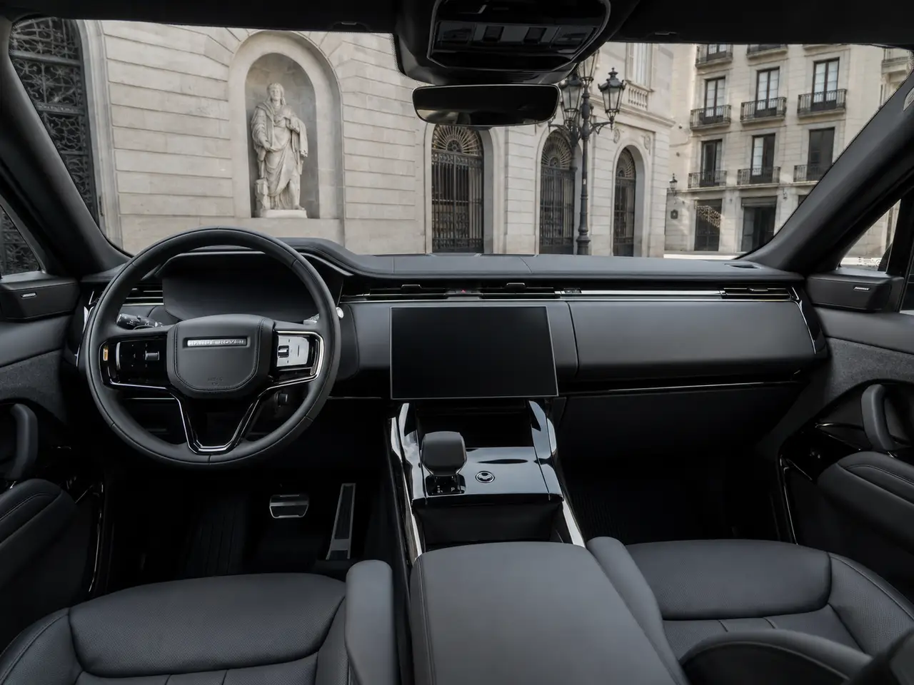 Land Rover Range Rover Sport Dynamic SE 2025, interior — Barcelona Luxury Car Rental, Barcelona. The 2025 Range Rover Sport Dynamic SE carries its 360 hp with the composed, unhurried…