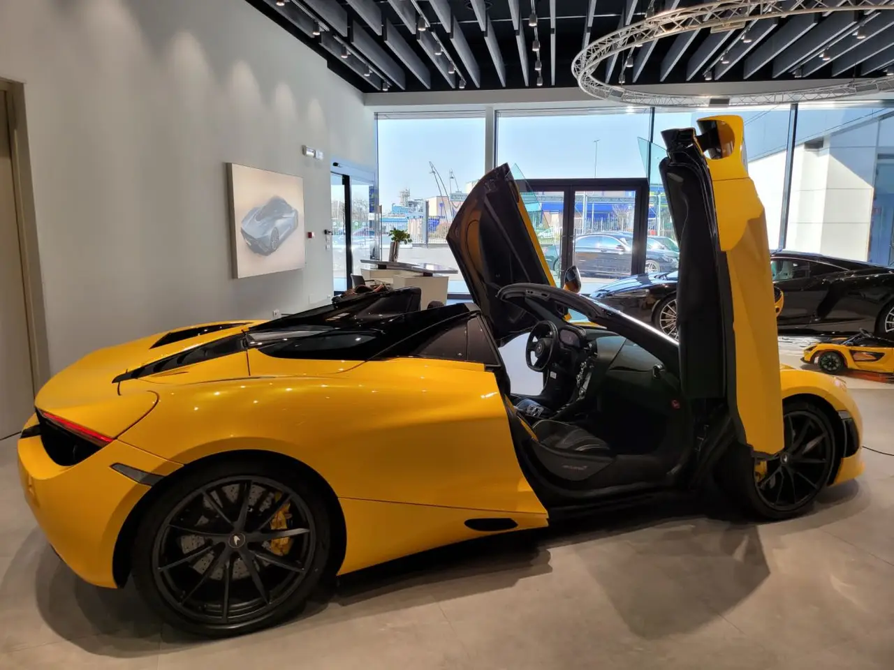 McLaren 720S Spider 2022, front view — Barcelona Luxury Car Rental, Barcelona. The McLaren 720S Spider pairs a 720 hp twin-turbo V8 with a two-seat carbon cockpit built…