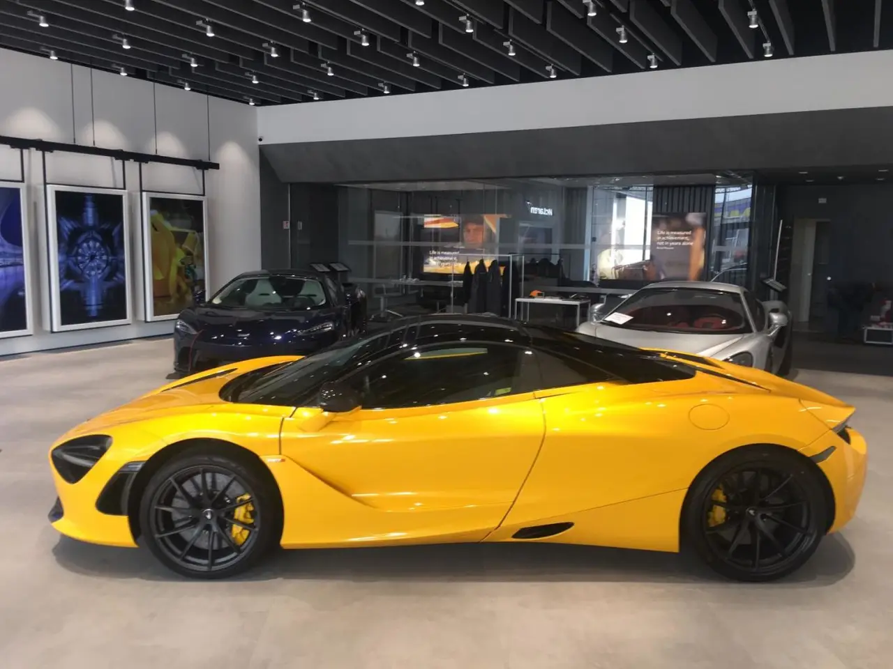 McLaren 720S Spider 2022, rear view — Barcelona Luxury Car Rental, Barcelona. The McLaren 720S Spider pairs a 720 hp twin-turbo V8 with a two-seat carbon cockpit built…
