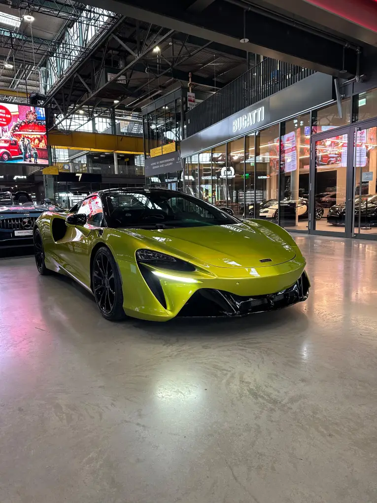 McLaren Artura Spider 2024, front view — Barcelona Luxury Car Rental, Barcelona. The McLaren Artura Spider pairs a hybrid V6 with 671 hp in a chassis built for precision…