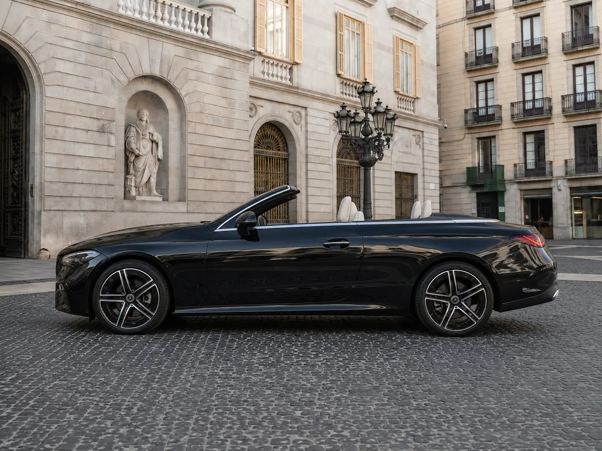 Mercedes Benz CLE Cabrio 2025, extérieur — Barcelona Luxury Car Rental, Barcelone. Le Mercedes Benz CLE Cabrio 2025 se conduit avec une aisance qui tranche avec l'image du…