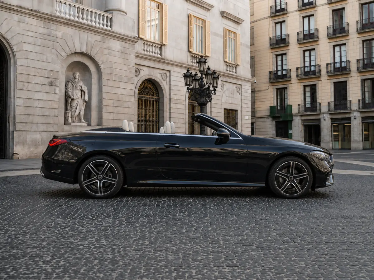Mercedes Benz CLE Cabrio 2025, vue avant — Barcelona Luxury Car Rental, Barcelone. Le Mercedes Benz CLE Cabrio 2025 se conduit avec une aisance qui tranche avec l'image du…