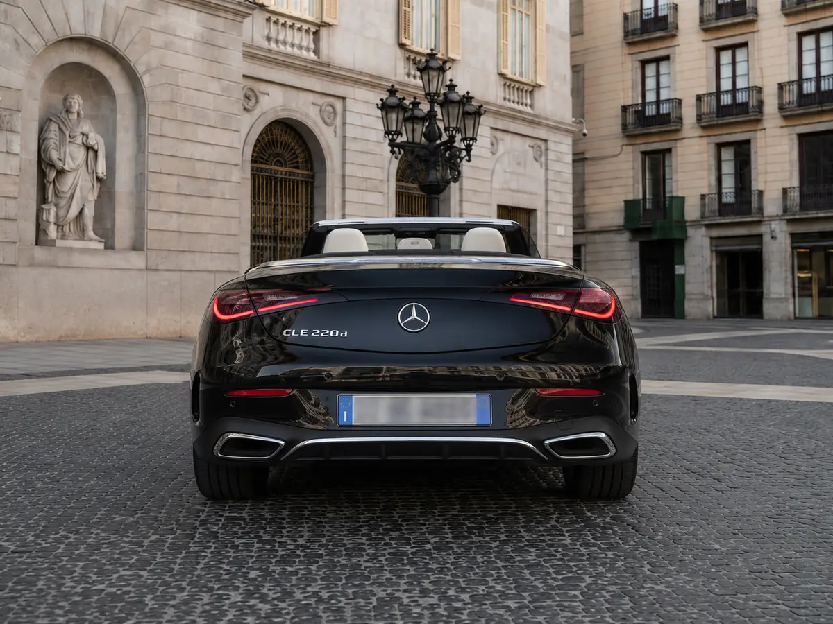 Mercedes Benz CLE Cabrio 2025, vue arrière — Barcelona Luxury Car Rental, Barcelone. Le Mercedes Benz CLE Cabrio 2025 se conduit avec une aisance qui tranche avec l'image du…