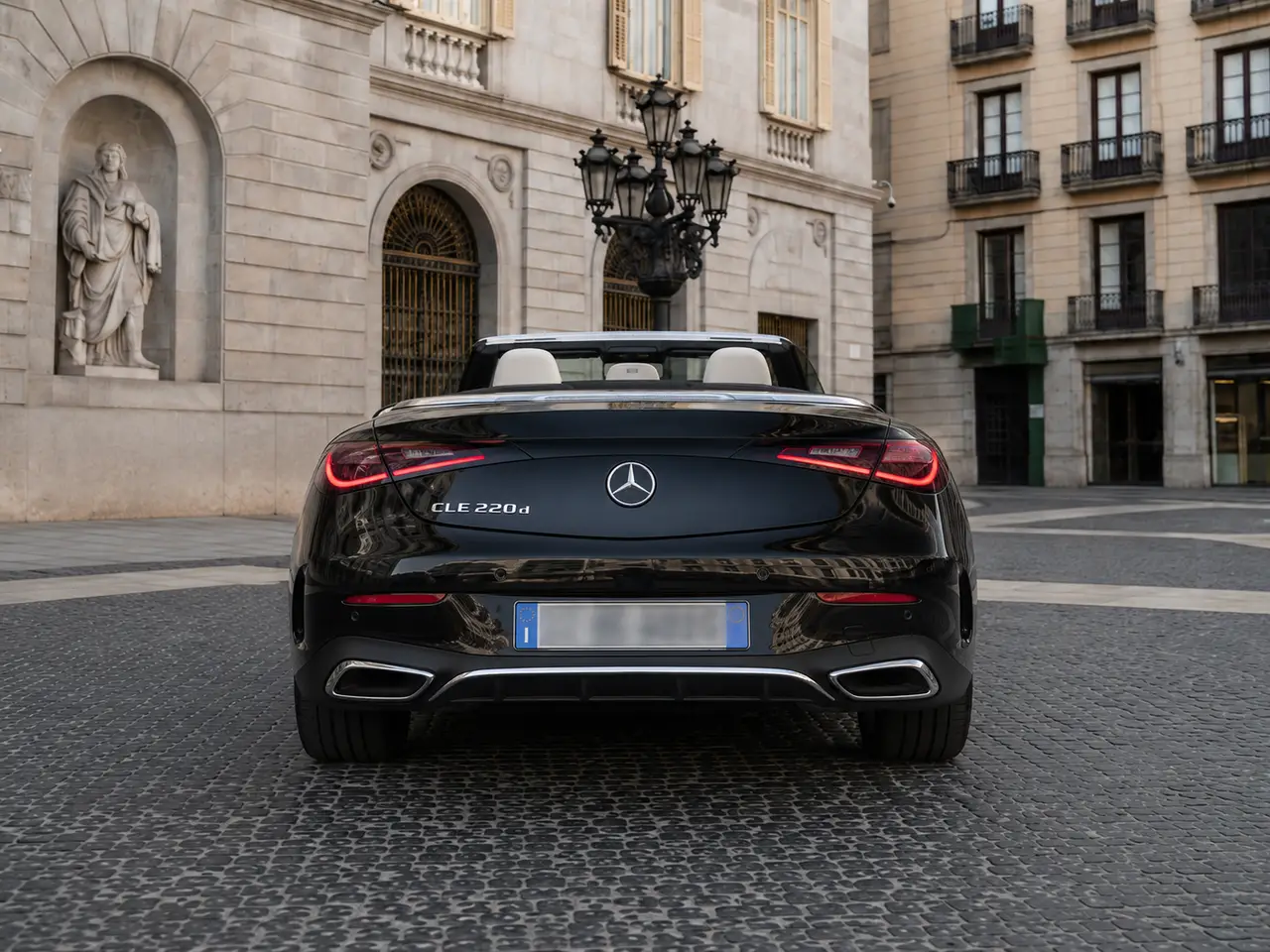 Mercedes Benz CLE Cabrio 2025, vue arrière — Barcelona Luxury Car Rental, Barcelone. Le Mercedes Benz CLE Cabrio 2025 se conduit avec une aisance qui tranche avec l'image du…