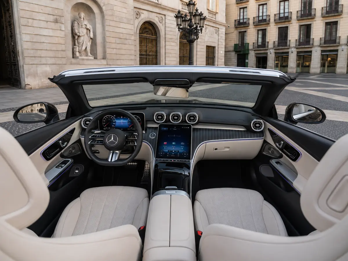 Mercedes Benz CLE Cabrio 2025, intérieur — Barcelona Luxury Car Rental, Barcelone. Le Mercedes Benz CLE Cabrio 2025 se conduit avec une aisance qui tranche avec l'image du…