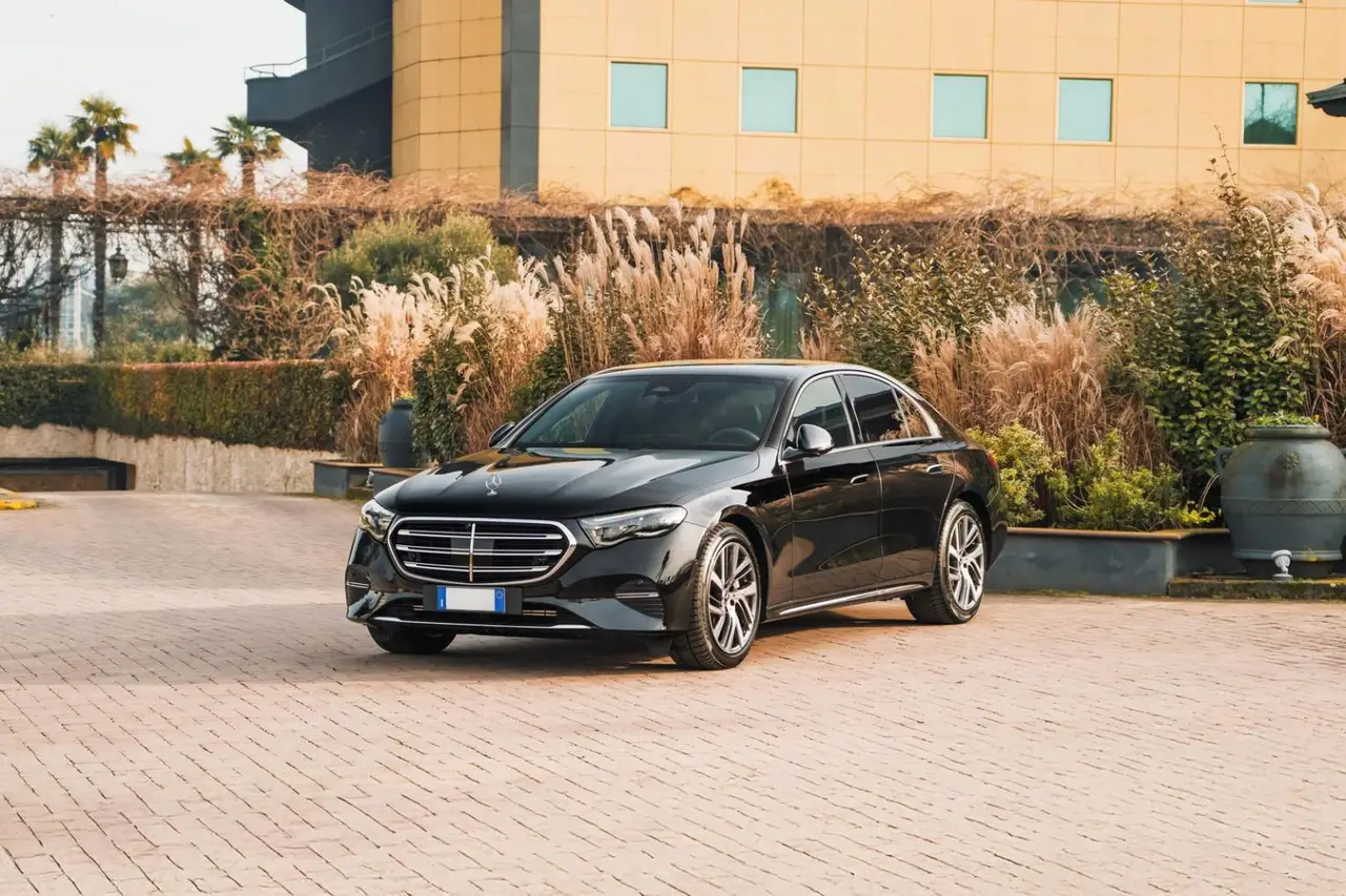 Mercedes Benz E-klasse 220d Premium Plus 2026, exterior — Barcelona Luxury Car Rental, Barcelona. The 2026 Mercedes-Benz E-Klasse 220d Premium Plus is built for composure rather than…