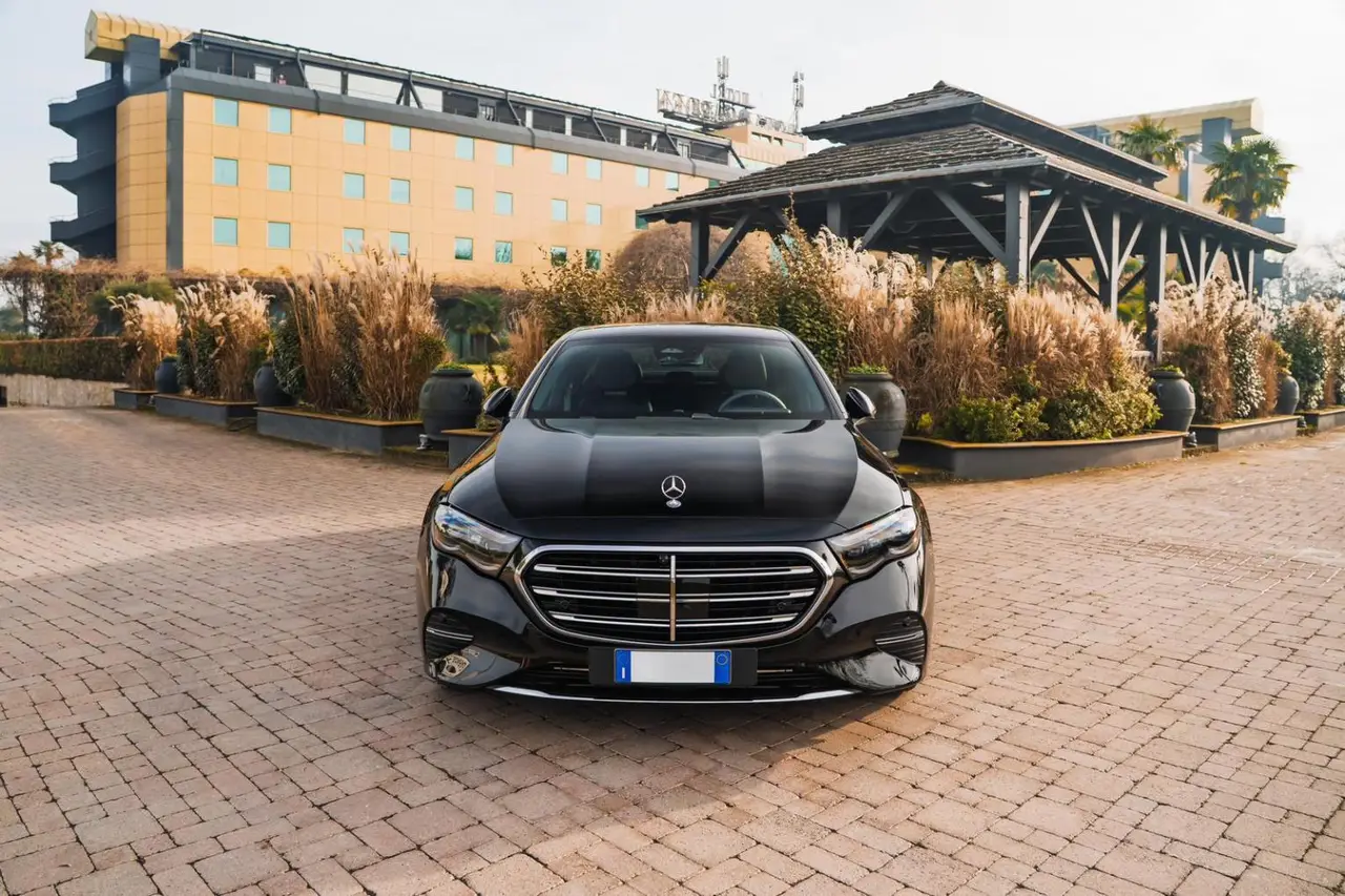 Mercedes Benz E-klasse 220d Premium Plus 2026, front view — Barcelona Luxury Car Rental, Barcelona. The 2026 Mercedes-Benz E-Klasse 220d Premium Plus is built for composure rather than…