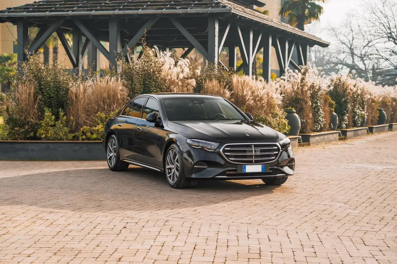 Mercedes Benz E-klasse 220d Premium Plus 2026, rear view — Barcelona Luxury Car Rental, Barcelona. The 2026 Mercedes-Benz E-Klasse 220d Premium Plus is built for composure rather than…