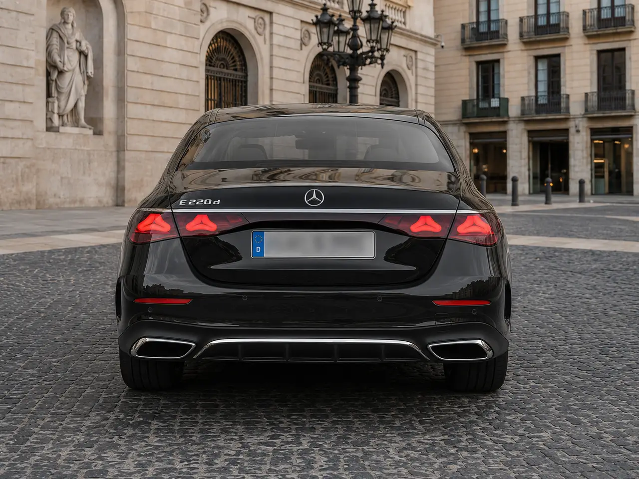 Mercedes Benz E-klasse 220d Premium Plus 2026, vue arrière — Barcelona Luxury Car Rental, Barcelone. La Mercedes Benz E-Klasse 220d Premium Plus 2026 s'adresse à qui recherche une conduite…