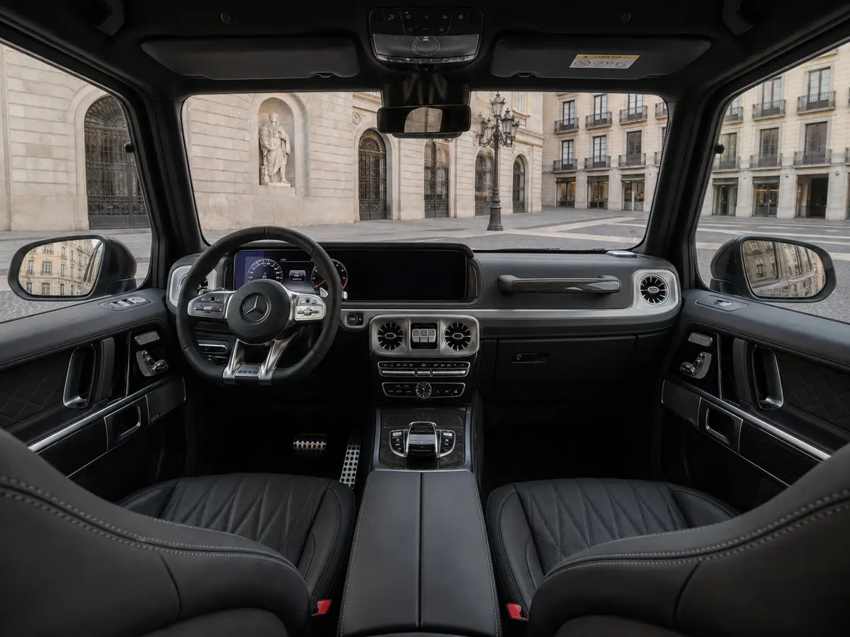 Mercedes Benz G63 2023, vue arrière — Barcelona Luxury Car Rental, Barcelone. Le Mercedes-Benz G63 2023 impose sa présence dès le premier regard : carrosserie carrée,…