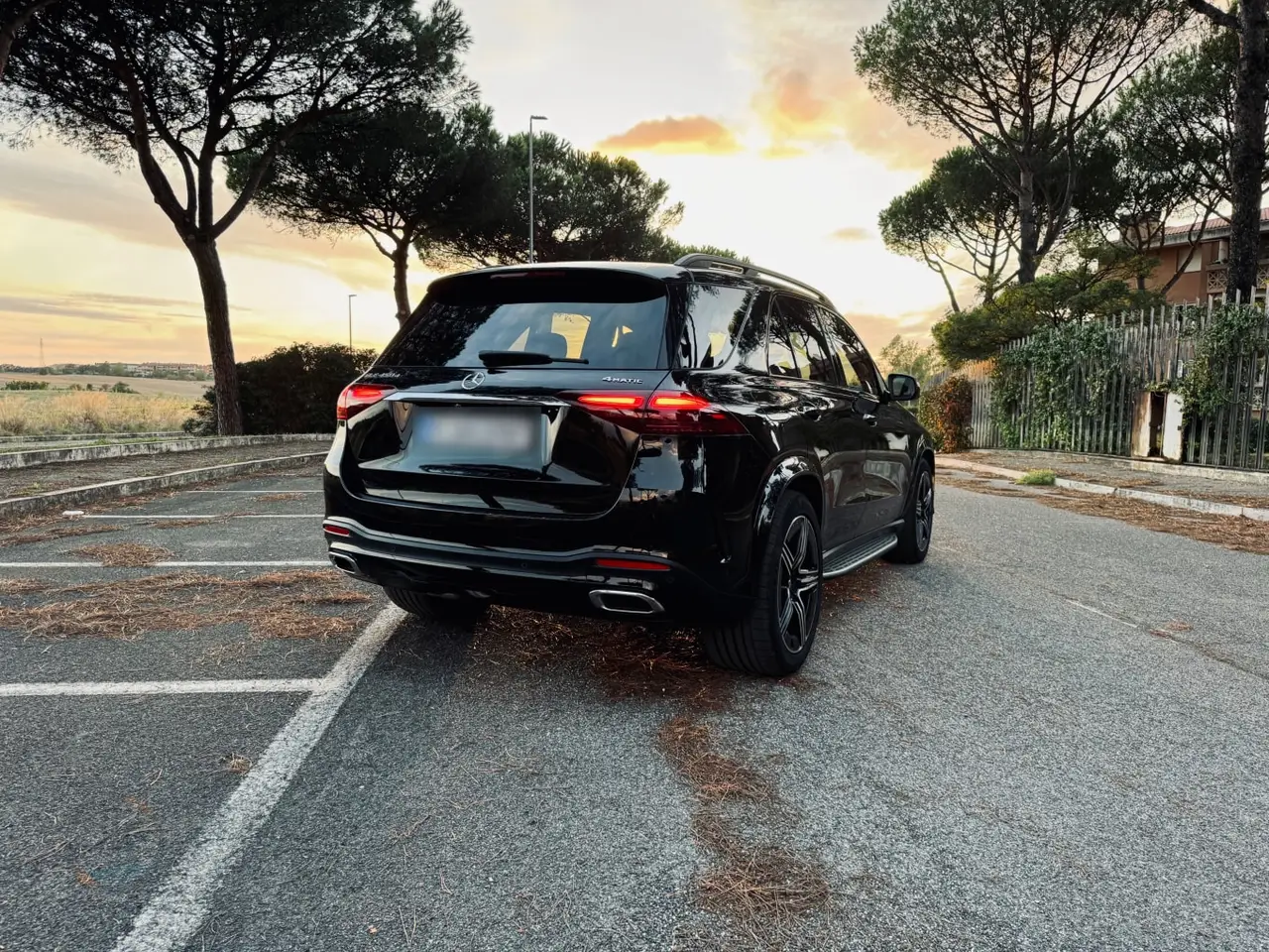 Mercedes Benz GLE 450 AMG 2024, vue arrière — Barcelona Luxury Car Rental, Barcelona. Le Mercedes-Benz GLE 450 AMG 2024 impose une présence calme plutôt qu'une démonstration…