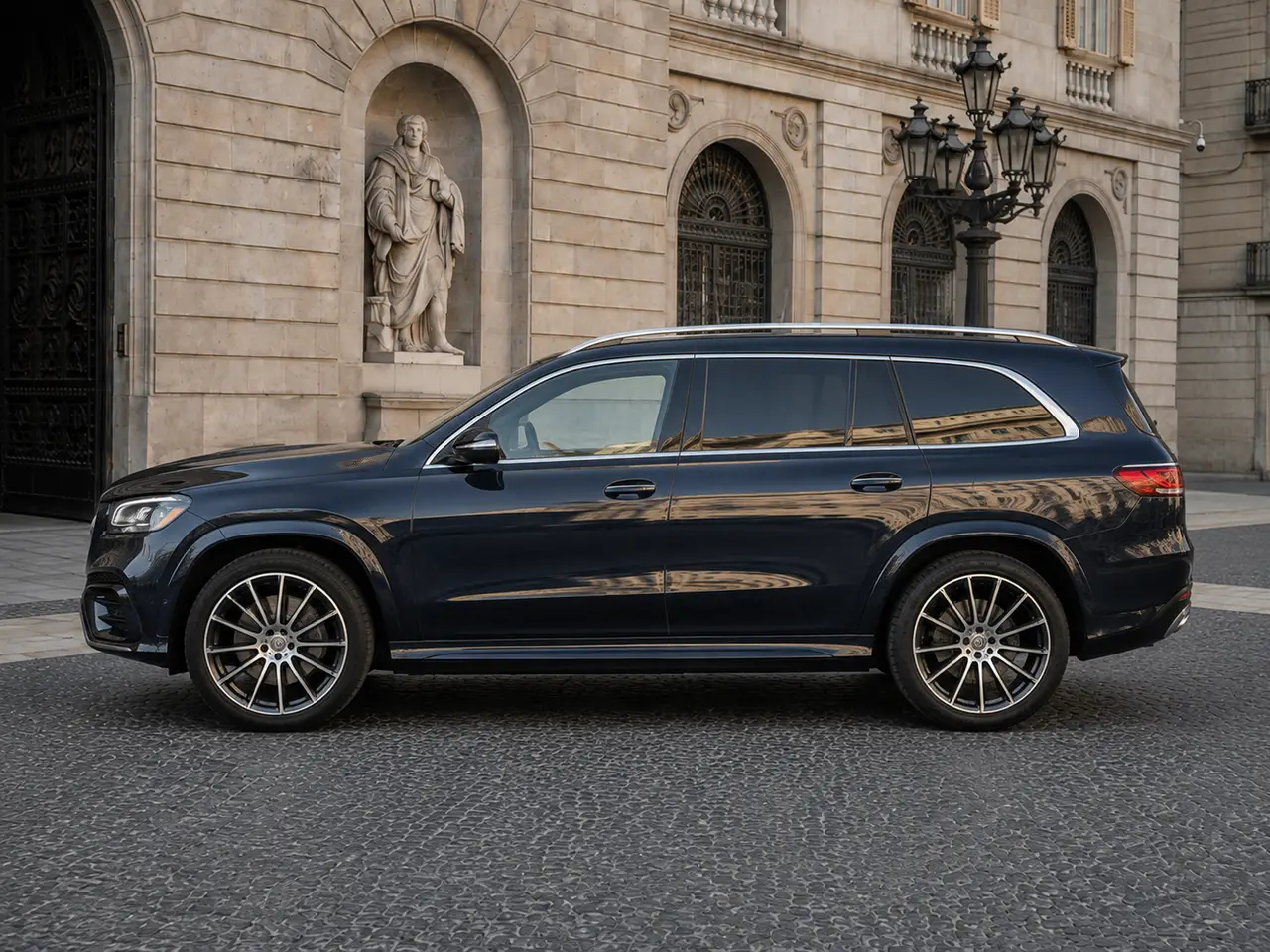 Mercedes Benz GLS-klasse 350 D Exclusive 7 Posti 2025, внешний вид — Barcelona Luxury Car Rental, Барселона. Mercedes Benz GLS-klasse 350 D Exclusive 7 Posti 2025 года — семиместный люксовый…