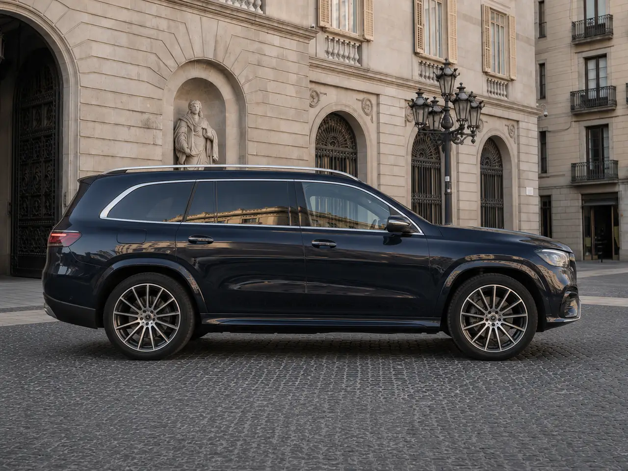 Mercedes Benz GLS-klasse 350 D Exclusive 7 Posti 2025, вид спереди — Barcelona Luxury Car Rental, Барселона. Mercedes Benz GLS-klasse 350 D Exclusive 7 Posti 2025 года — семиместный люксовый…
