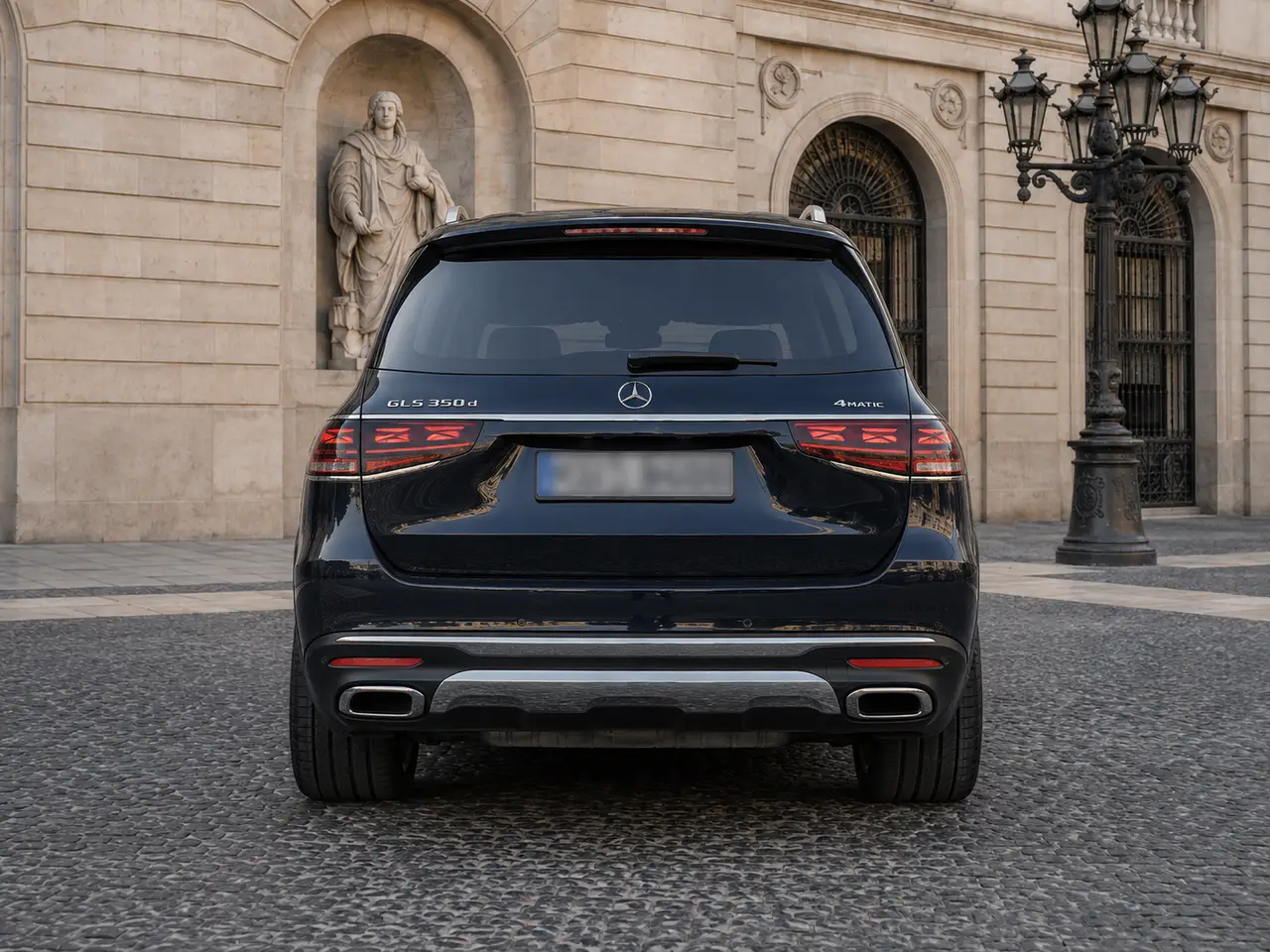 Mercedes Benz GLS-klasse 350 D Exclusive 7 Posti 2025, вид сзади — Barcelona Luxury Car Rental, Барселона. Mercedes Benz GLS-klasse 350 D Exclusive 7 Posti 2025 года — семиместный люксовый…