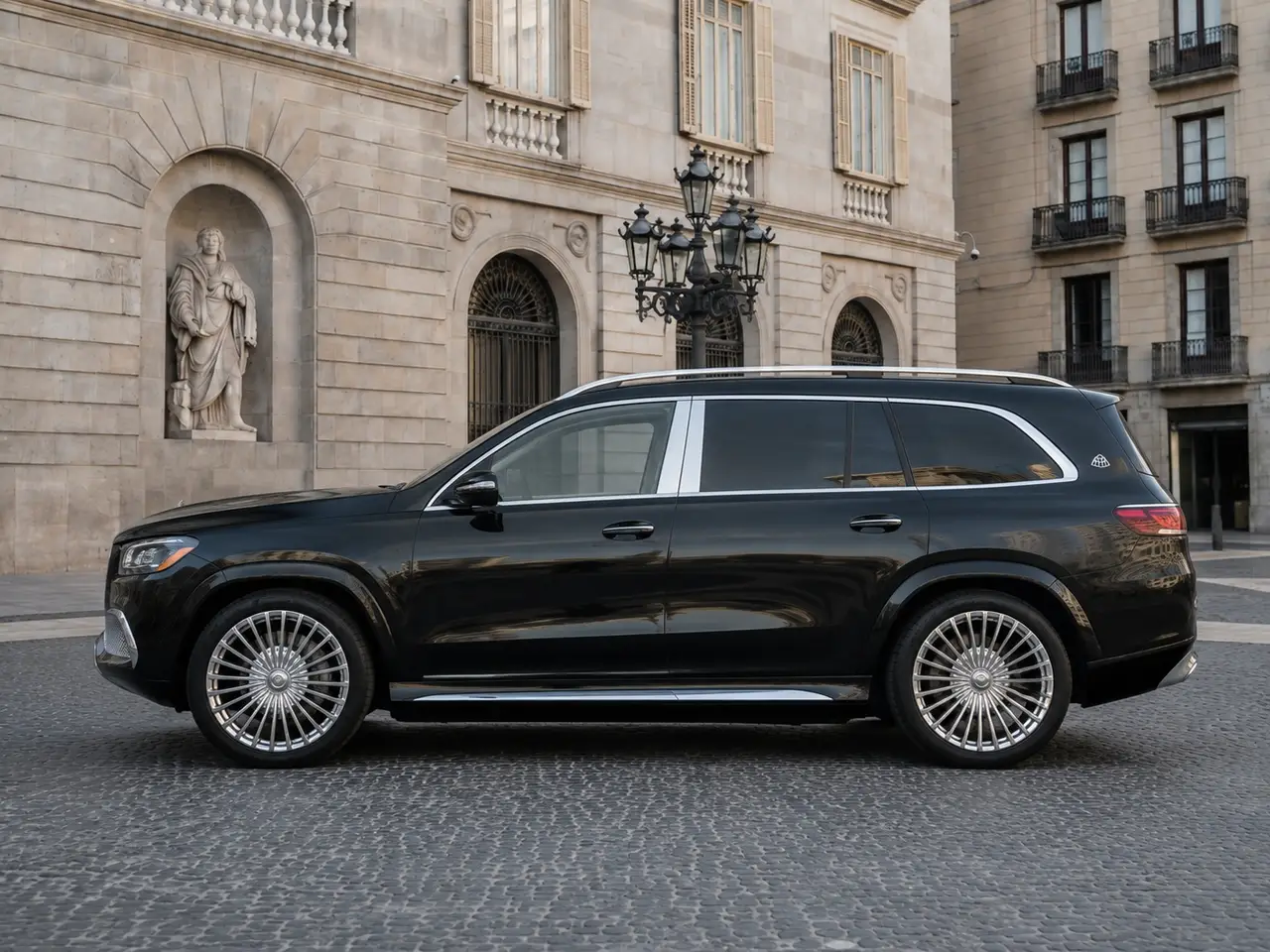 Mercedes Benz GLS Maybach 2022, exterior — Barcelona Luxury Car Rental, Barcelona. El Mercedes Benz GLS Maybach de 2022 pone 550 CV y cuatro asientos de gran formato al…