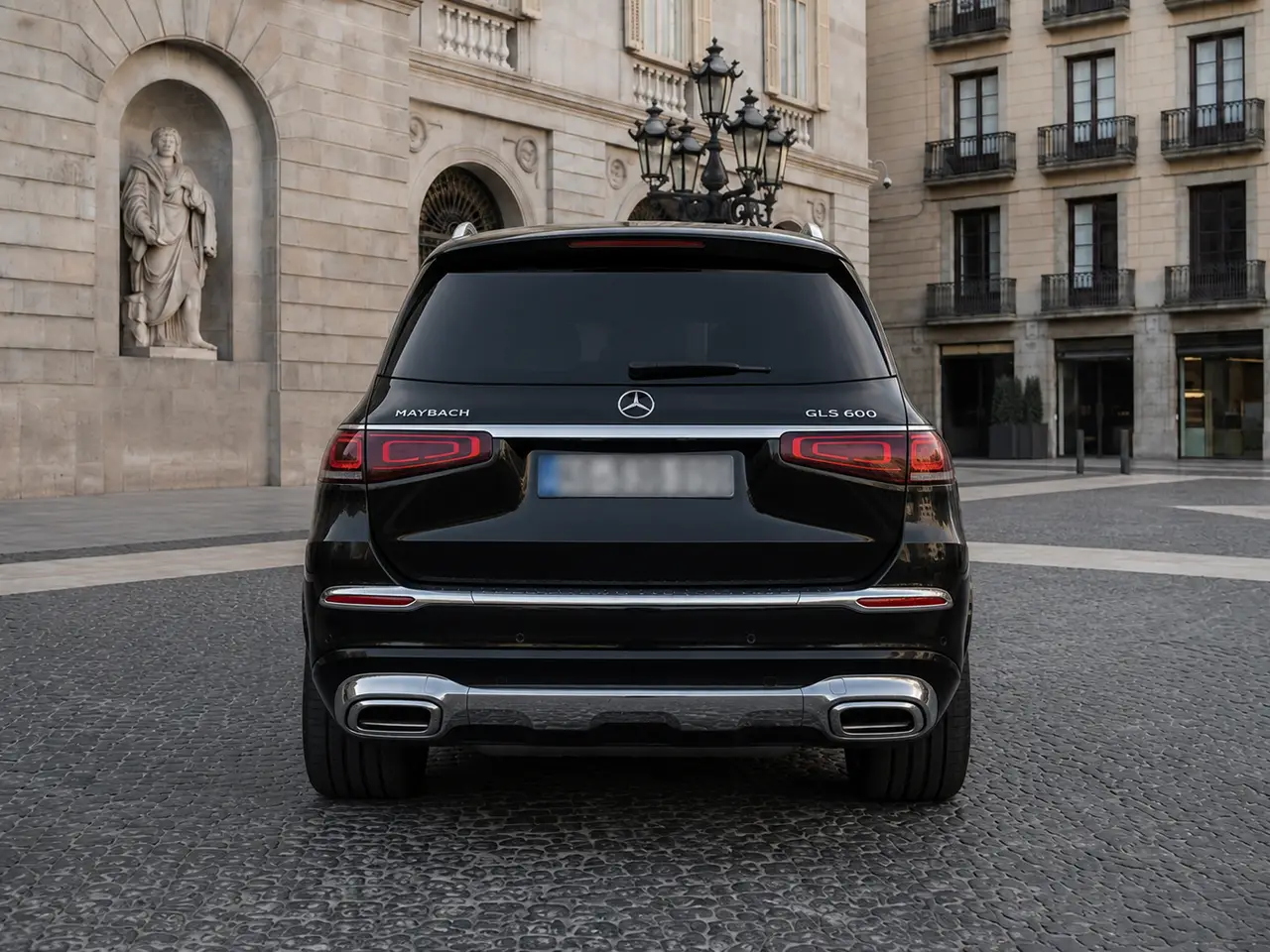 Mercedes Benz GLS Maybach 2022, vista trasera — Barcelona Luxury Car Rental, Barcelona. El Mercedes Benz GLS Maybach de 2022 pone 550 CV y cuatro asientos de gran formato al…