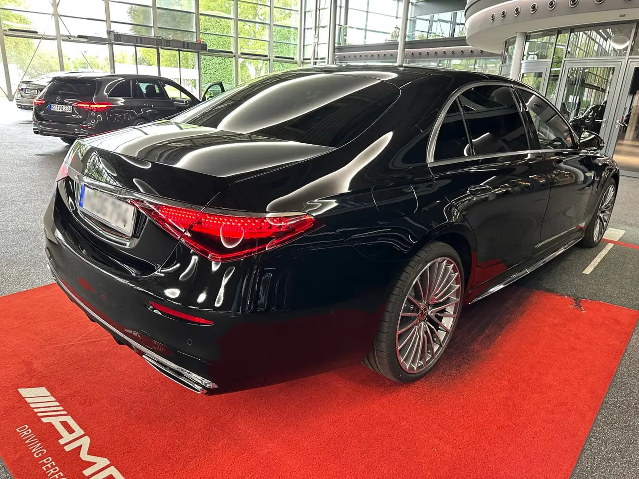Mercedes Benz S-klasse S400 Long 4-Matic 2023, exterior — Barcelona Luxury Car Rental, Barcelona. The Mercedes-Benz S400 Long 4-Matic occupies a different category from the sport and…